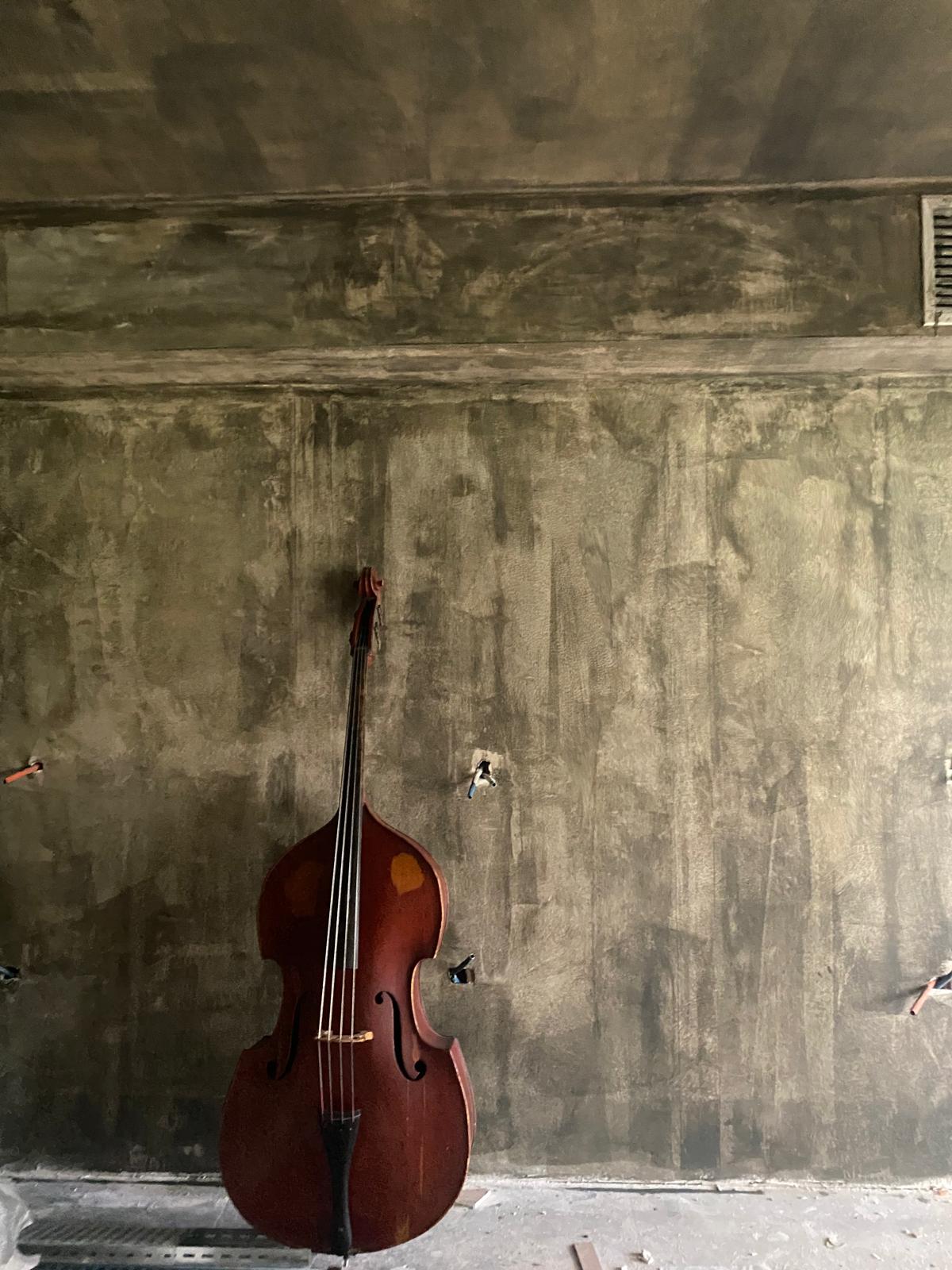 Ballad — çarşıda, duvara yaslanmış bir kontrbas