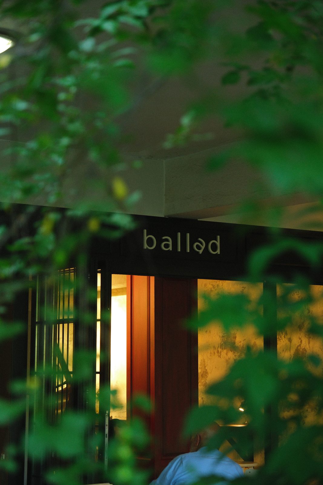 Yeşilliklerin arasından Ballad tabelası, akşamüstü