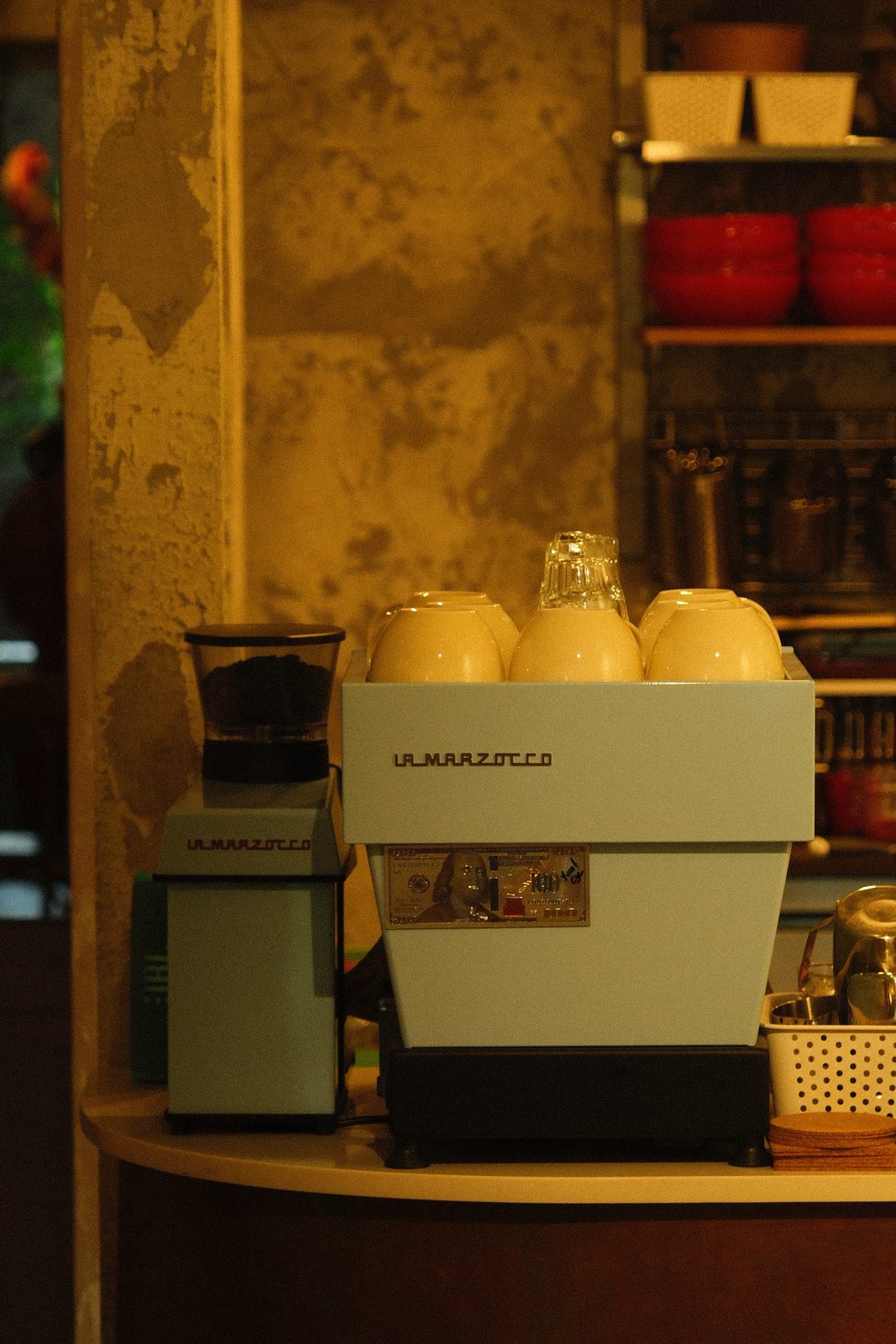 Bar tezgahı, La Marzocco ve raflar